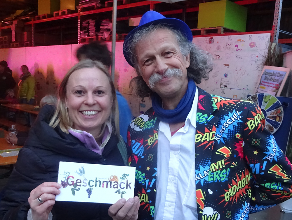 Jo Brösele mit der Gutschein-Gewinnerin